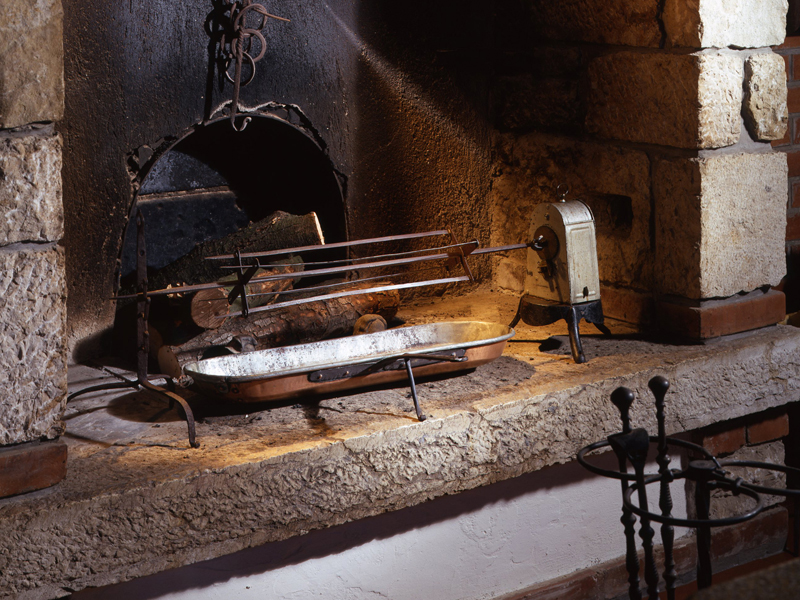 girarrosto camino dei primi '900, in ferro battuto con sistema girevole a carica con motore con molla Museo dello Spiedo collezione Farraboli 