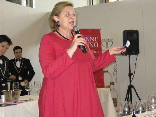 Liliana Savioli guida il laboratorio di Spumanti Charmat delle Donne del Vino a Pordenone