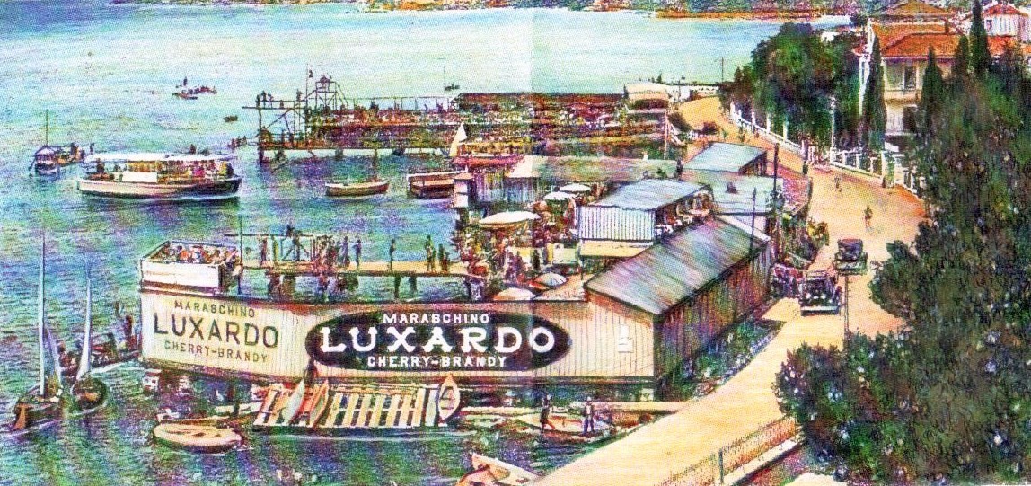 Vecchia cartolina dello stabilimento Luxardo a Zara