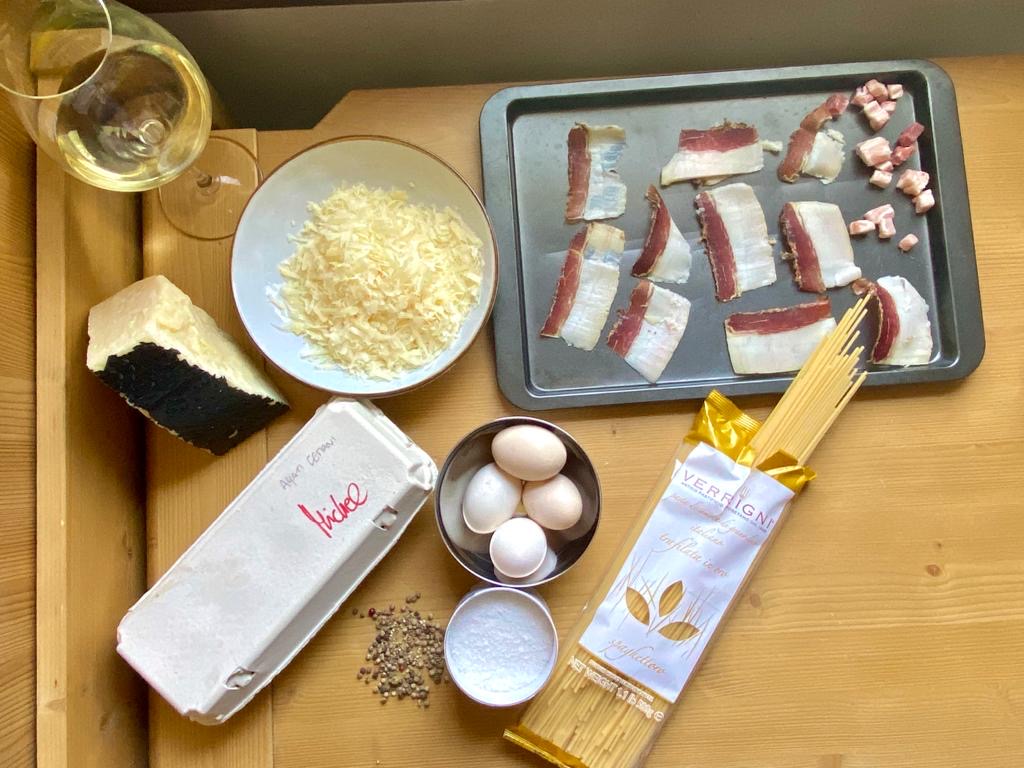 Carbonara Dolomitica realizzata con uovo marrone
