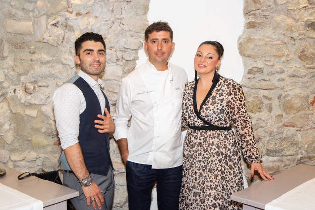 Da sx Matteo Cilia, chef Pietro d'Agostino e la sommelier Morena Benenati