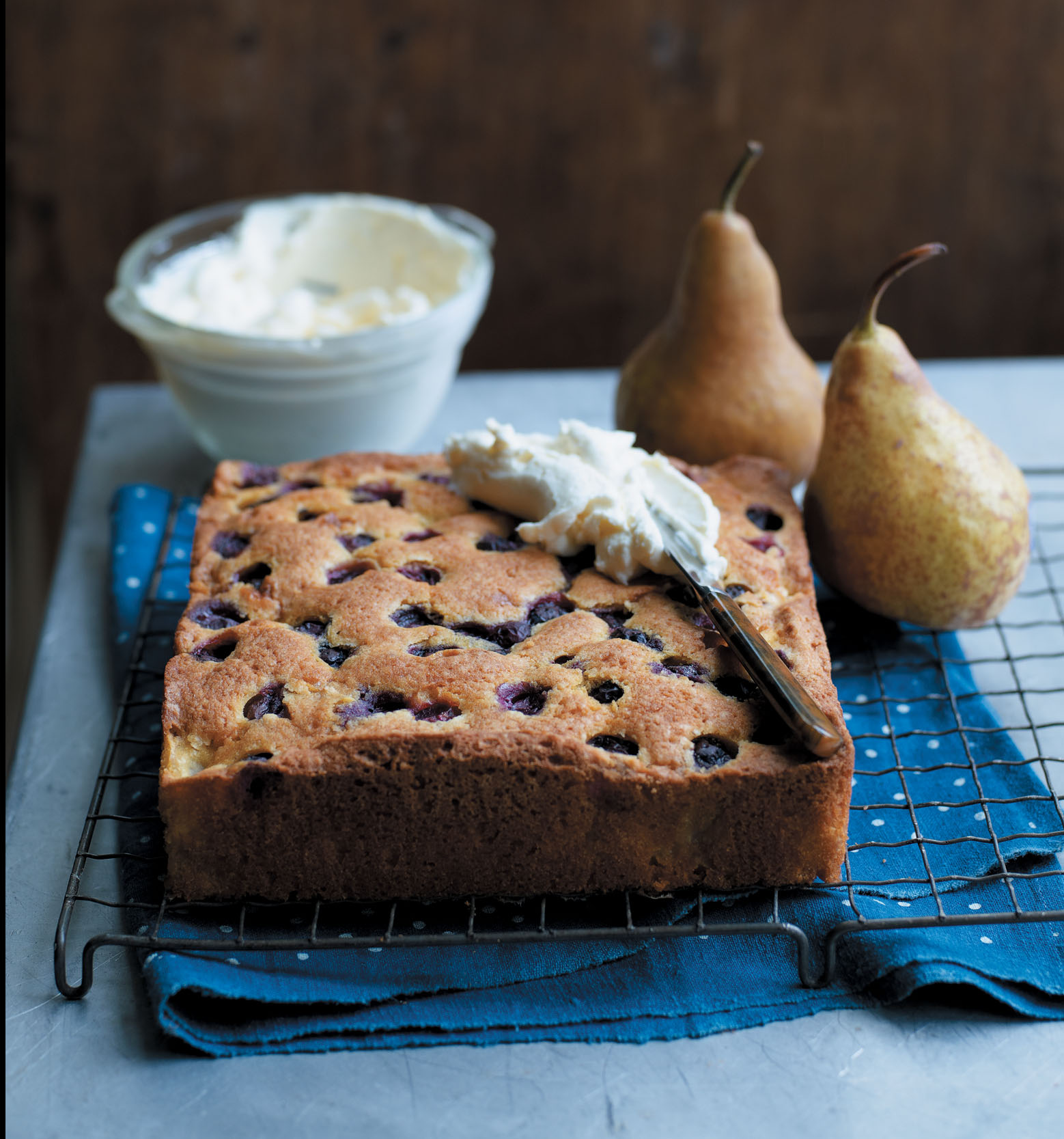 Torta di polenta dal libro Deliziosamente dal forno senza glutine di Phil Vickery ph. Tara Fisher