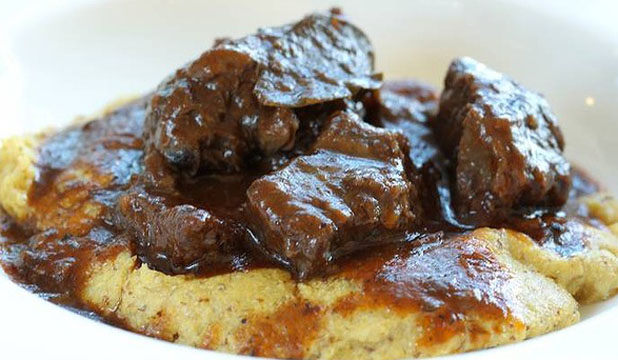 peposo e polenta, parente stretto del goulash