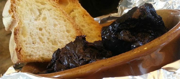 peposo con fette di pane