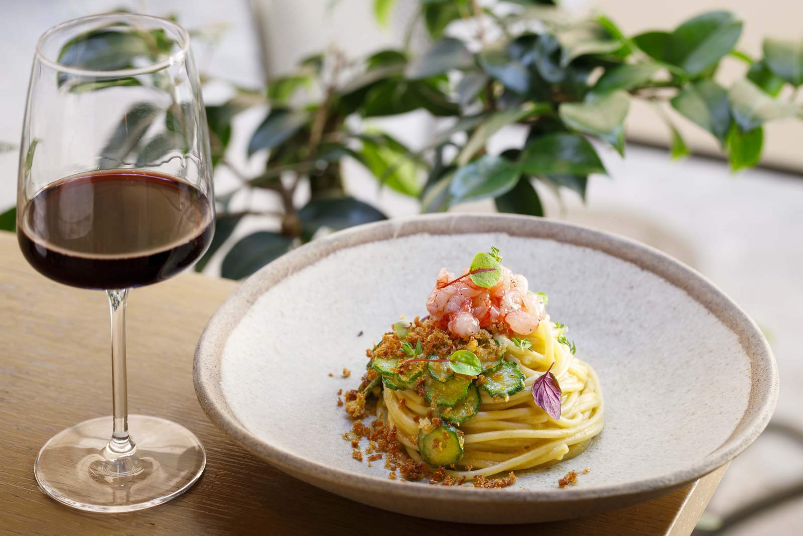 spaghettone zucchine e fiori di zucca timo limone e gamberi rossi