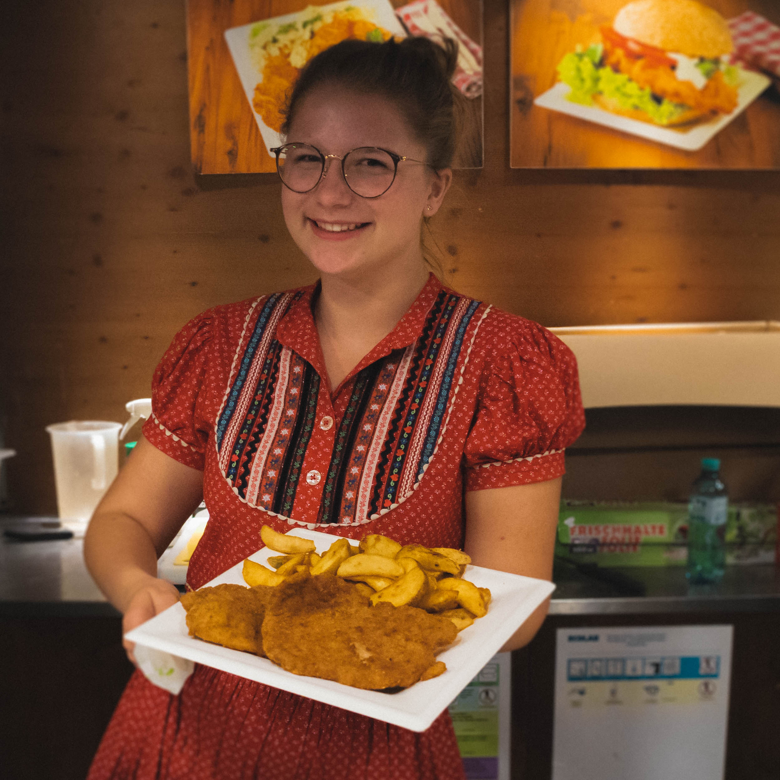 ragazza con wiener schnitzel
