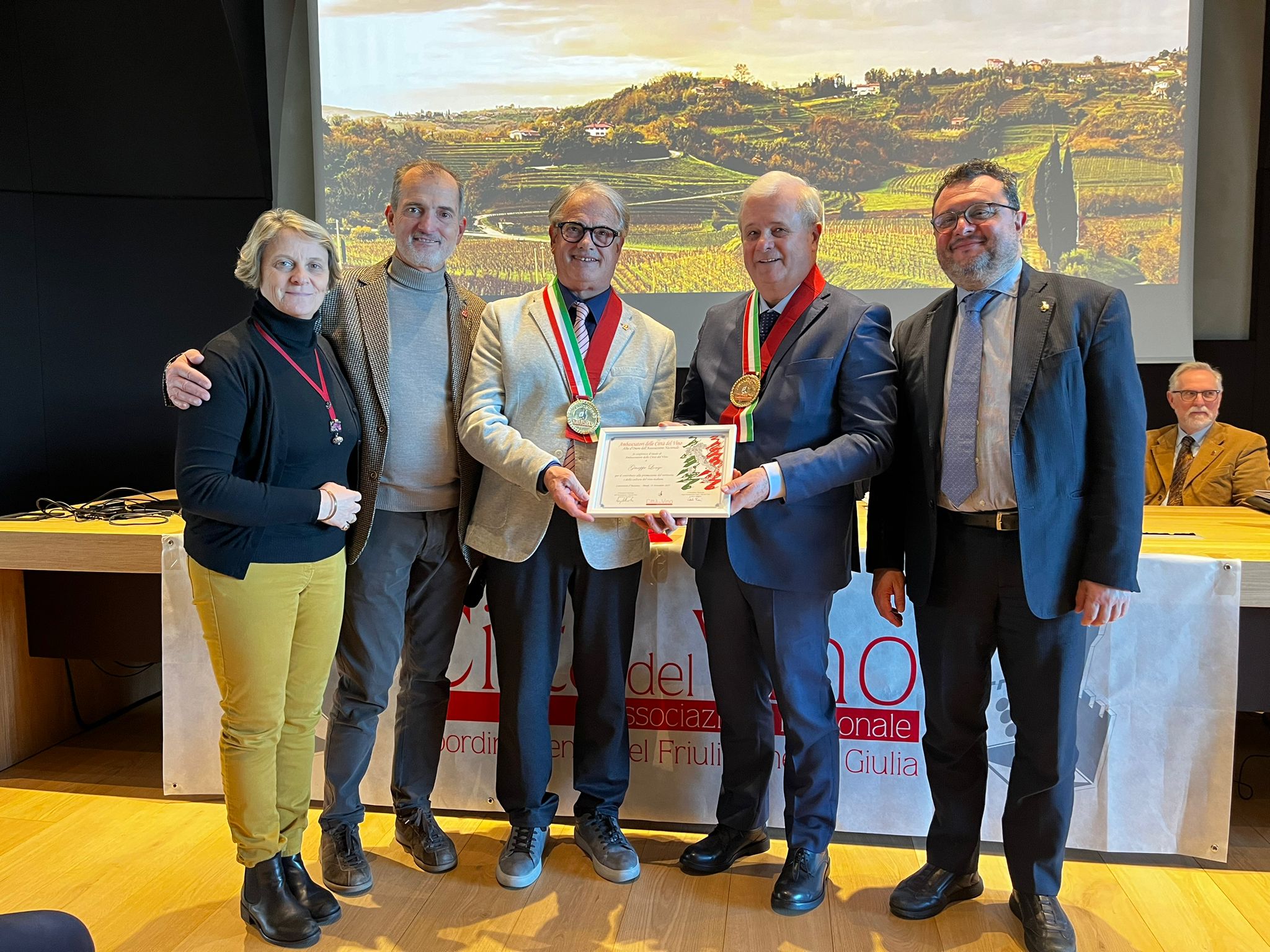 da sx Elena Cornalis Consigliere nazionale&nbsp;Civin, Tiziano Venturini coordinatore CdV FVG, Carlo Rossi presidente Ambasciatori CdV nazionale, Giuseppe Longo nuovo Ambassador Città del Vino, Angelo Radica presidente CdV