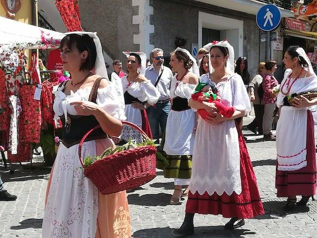 sagra delle fragole sfilata
