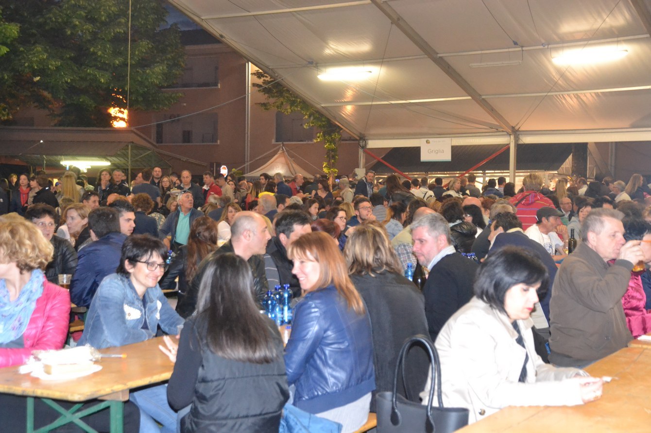 pubblico sotto il tendone