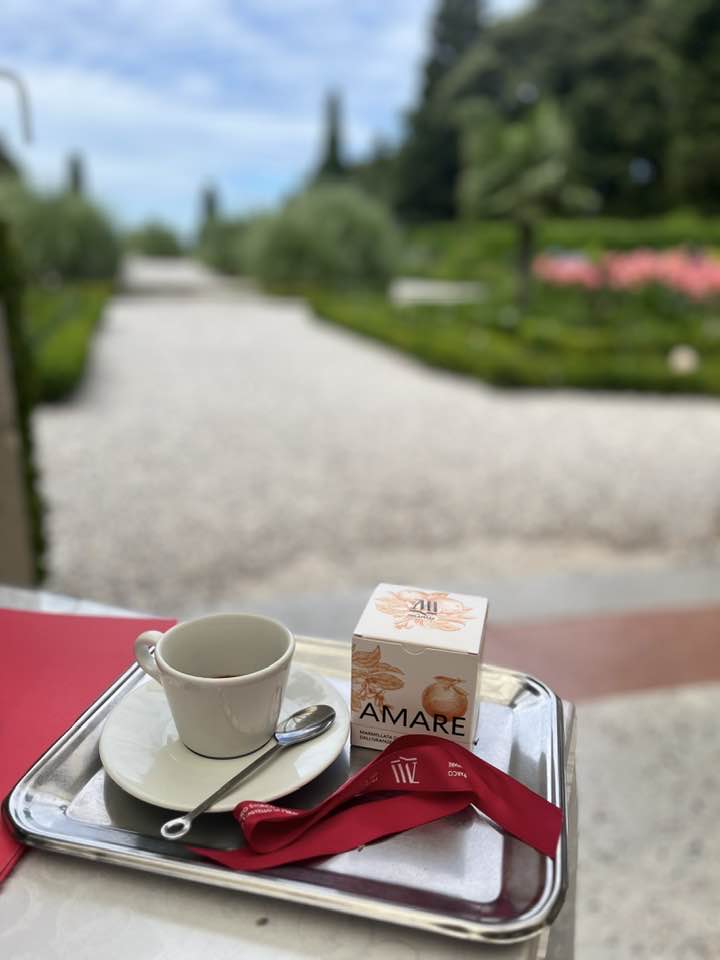 caffe con vista e marmellata Amare in primo piano