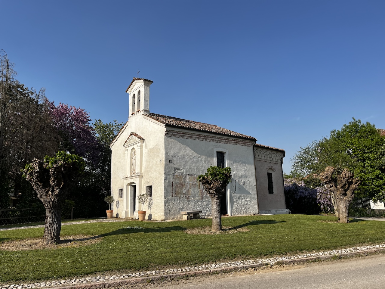 Chiesa di Versutta con statua di Carona sulla facciata