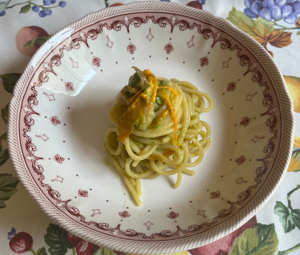 spaghetti Farmo zucchine con i loro fiori e alici