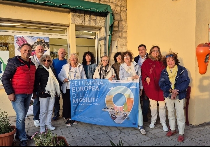 Gruppo degli organizzatori (a sx il sidaco di Duino Igor Gabrovec) davanti alla sede dello Spazio Cultura di Borgo San Mauro