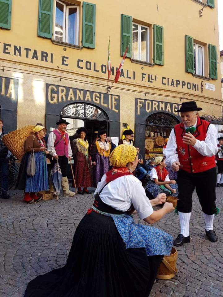 A Morbegno rievocazione storica del rientro dei malgari in paese alla fine dell'estate 