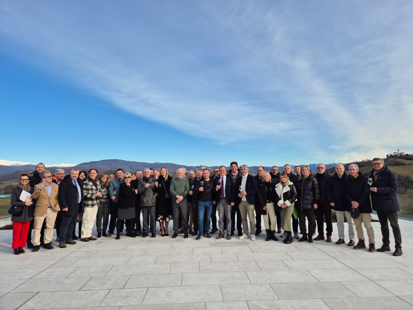 Foto di gruppo nella terrazza panoramica della Cantina Canus. ph. Nicola Santini