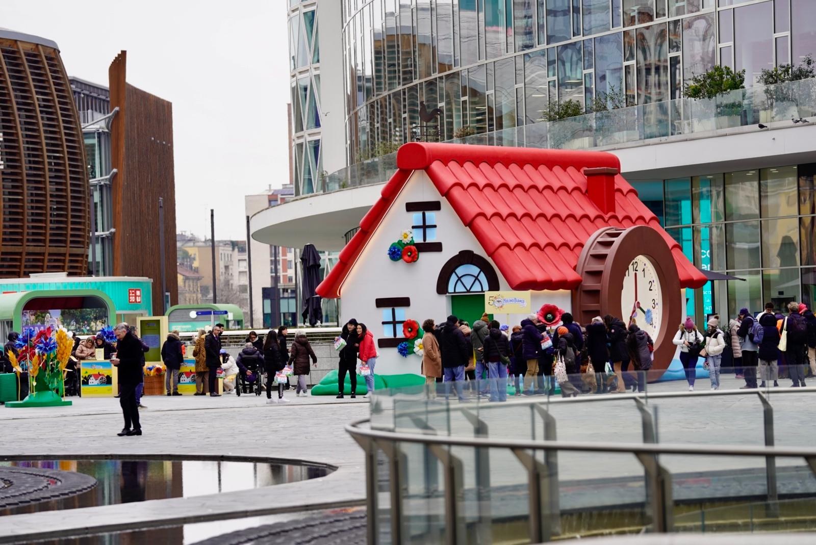 mulino sveglia in piazza Gae Aulenti a Milano