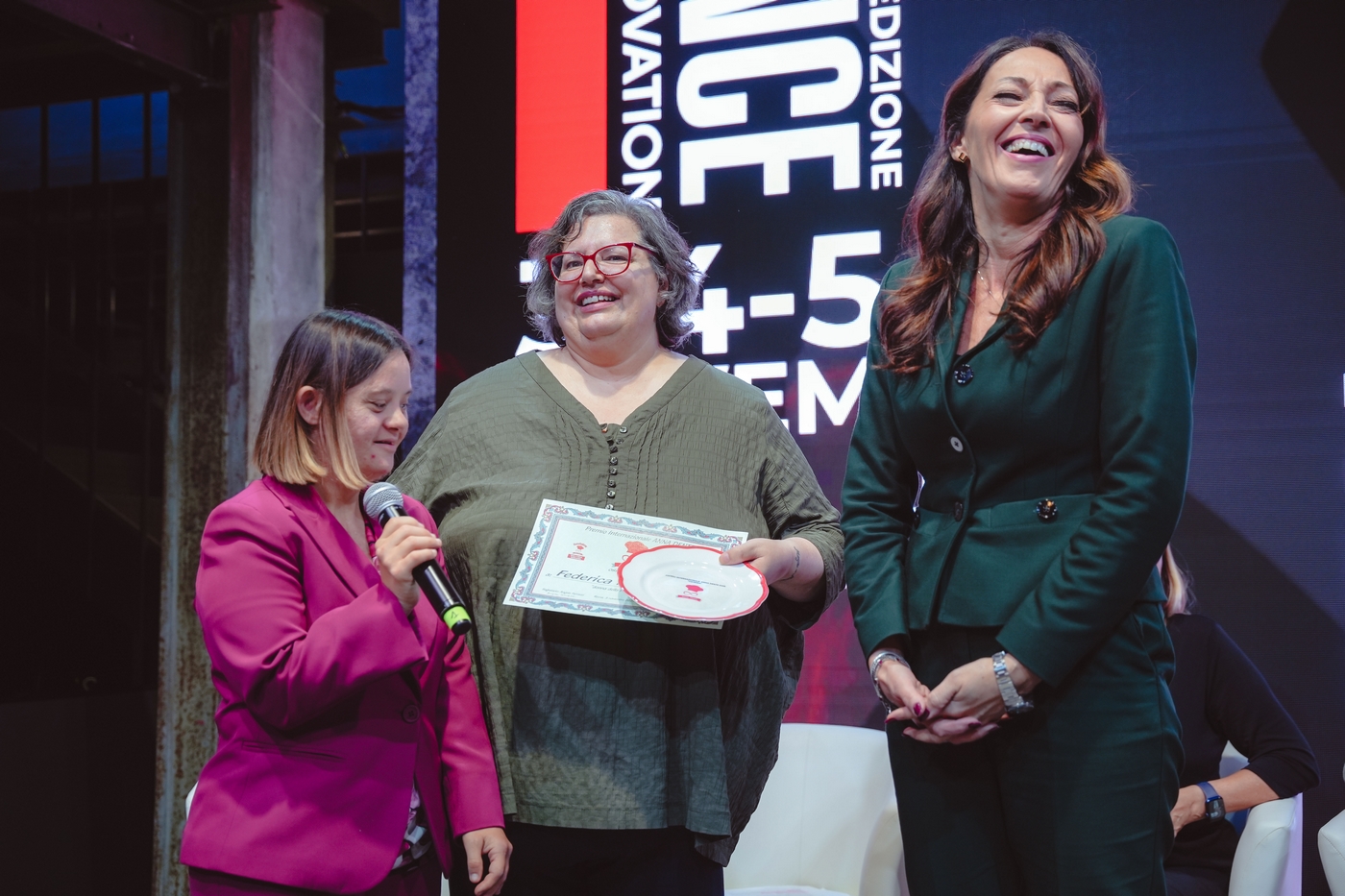 Angela Ferracci (al centro) in un momento della premiazione
